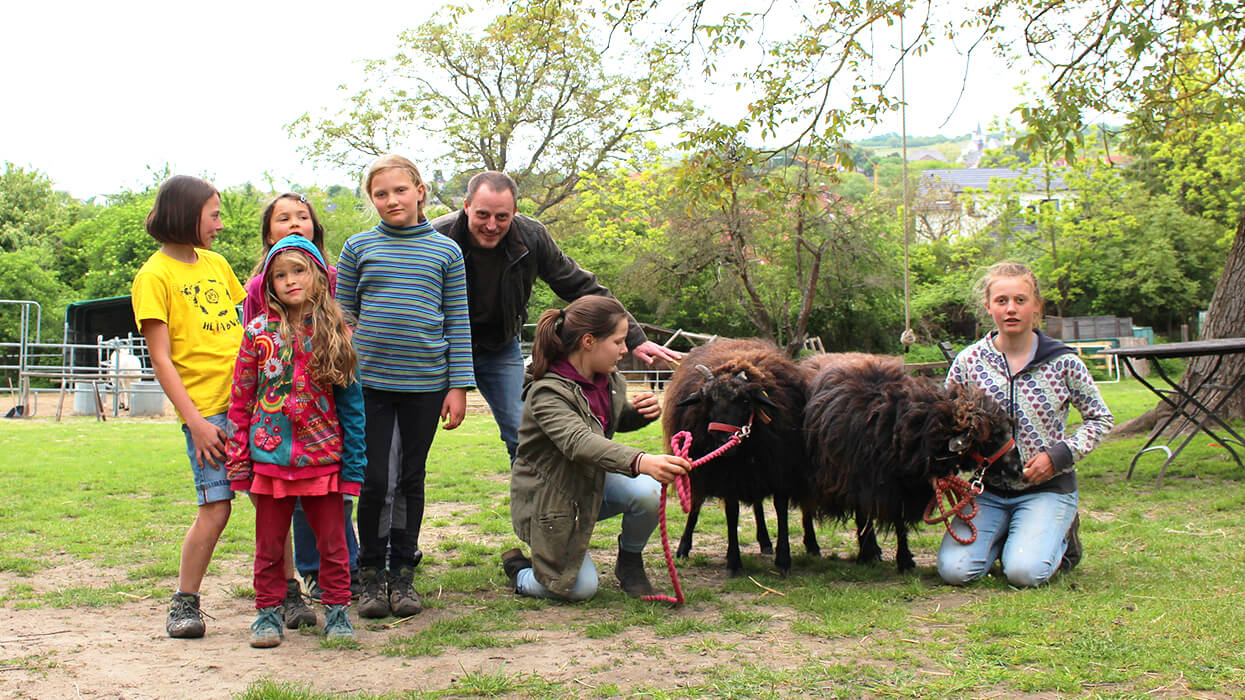 Kinder mit Tieren auf der Winterfarm
