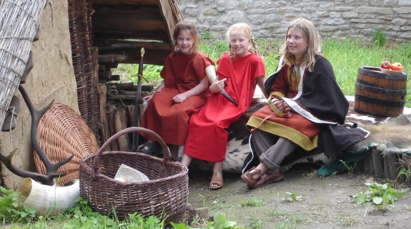 Kinder am Grubenhaus Museum Ingelheim Stadtverwaltung Albrecht Haag