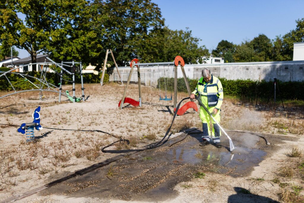 Kampf gegen die Ameisen auf einem Spielplatz