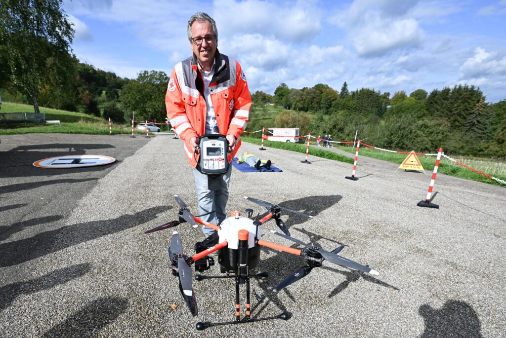 Demonstrationsflug einer Drohne mit einem Defibrillator