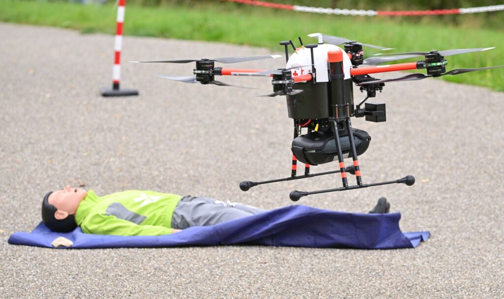 Demonstrationsflug einer Drohne mit einem Defibrillator