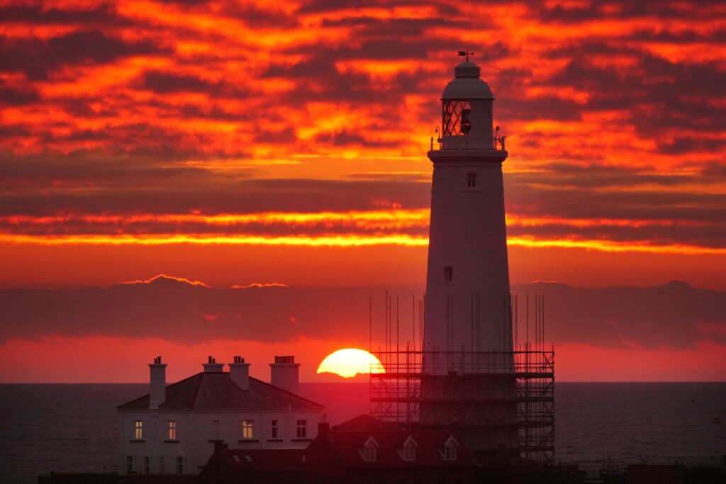 Sonnenaufgang über dem Leuchtturm von St. Mary's