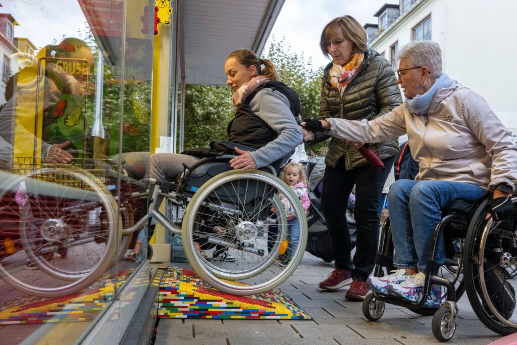 Mit dem Rollstuhl unterwegs in Hanau