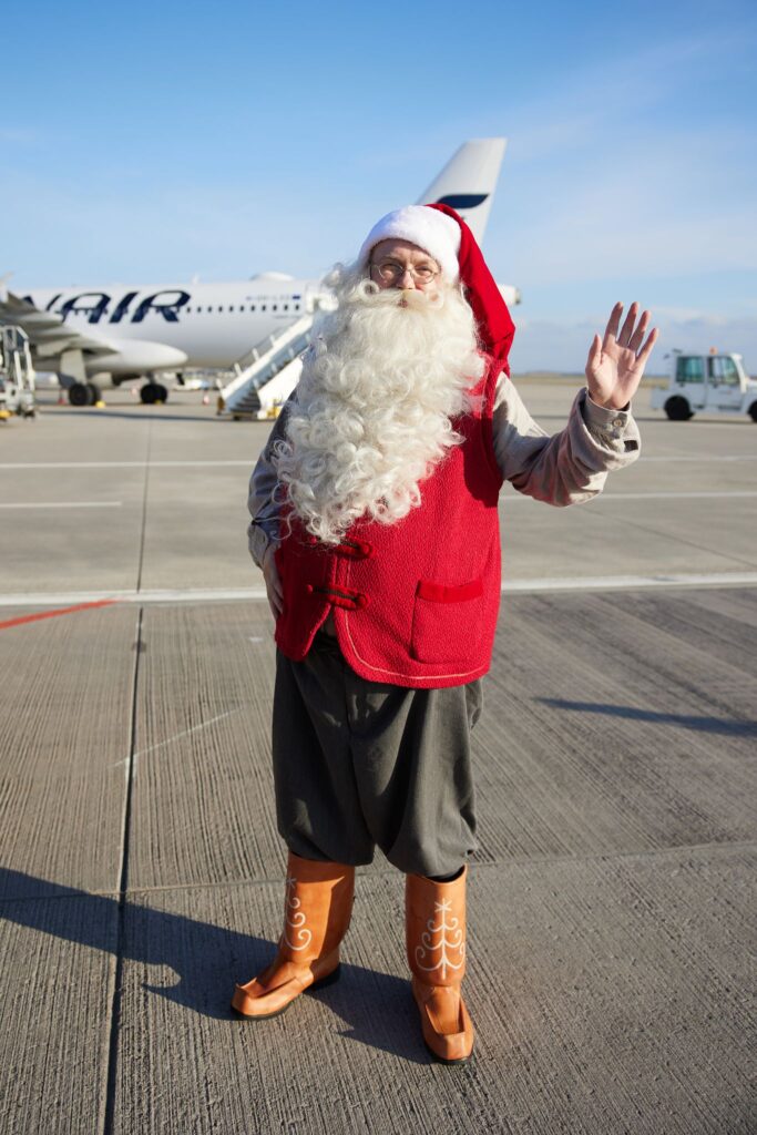 Weihnachtsmann aus Lappland landet am BER