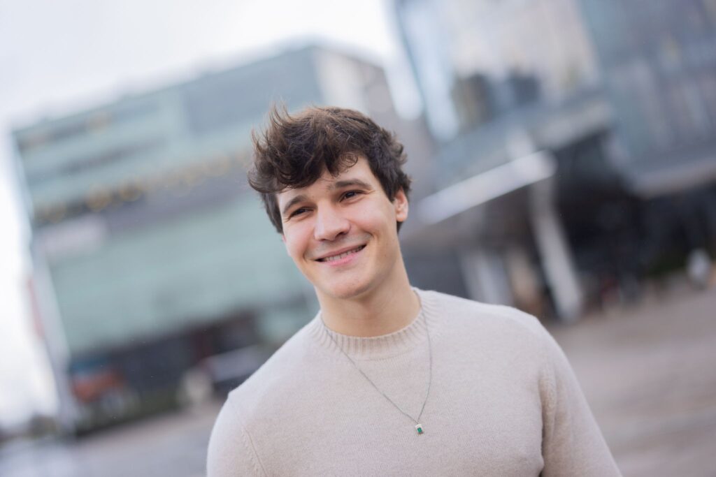 Wincent Weiss trifft auf Weihnachtstruck-Tour seine Fans