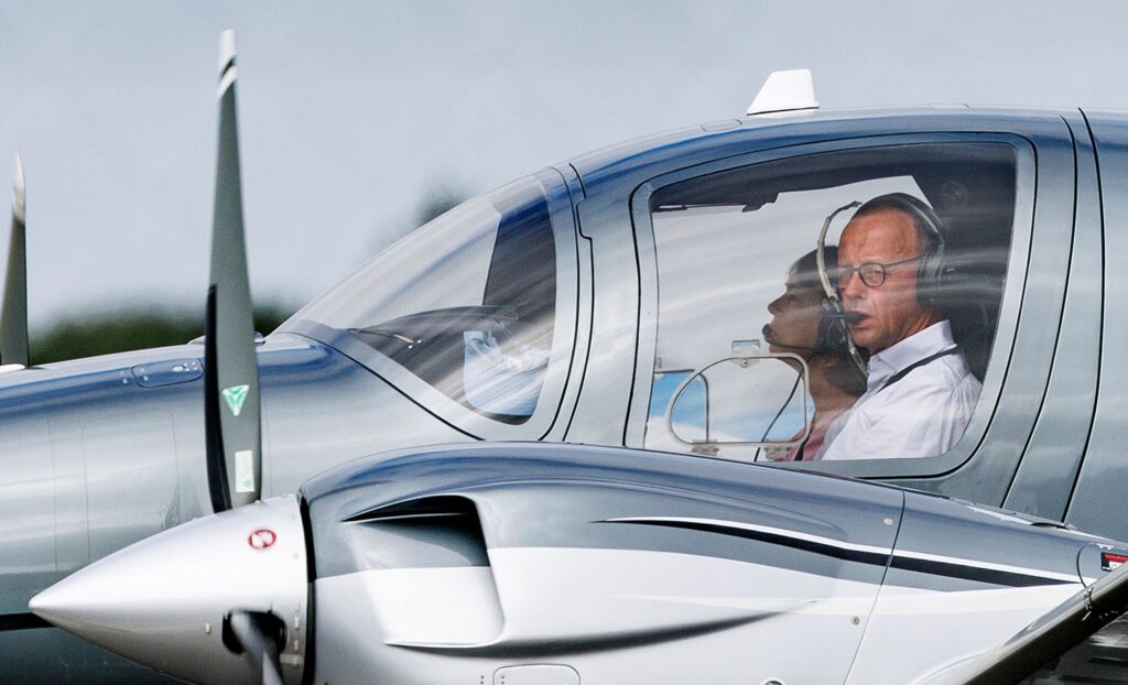 CDU-Chef Merz kommt mit Privatflieger zur Lindner-Hochzeit