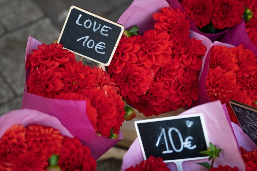 Valentinstag - Rote Blumensträuße an einem Verkaufsstand