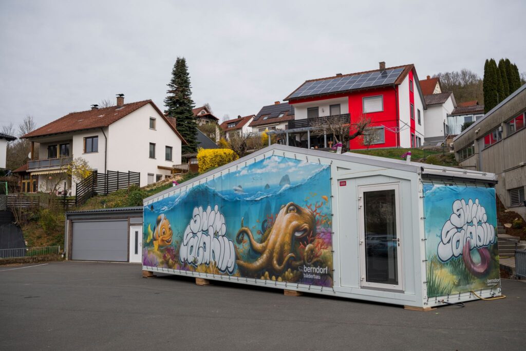 Schwimmcontainer statt Schwimmbad für Grundschule