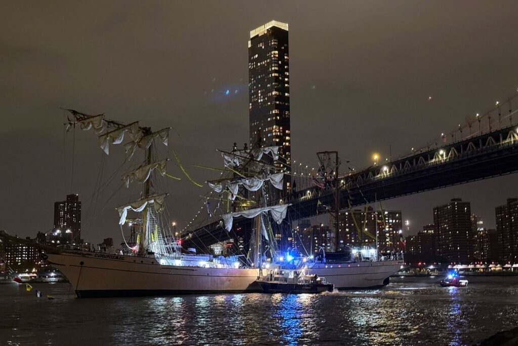 Schiff kollidiert mit Brooklyn Bridge in New York