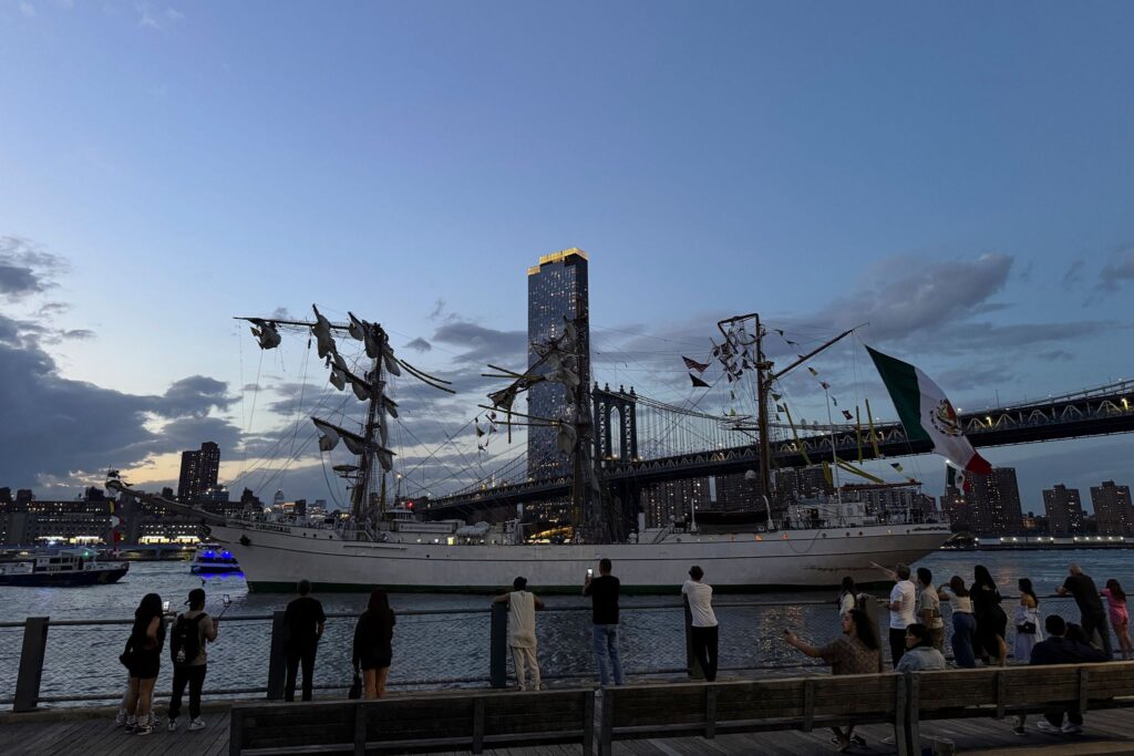 Schiff kollidiert mit Brooklyn Bridge in New York