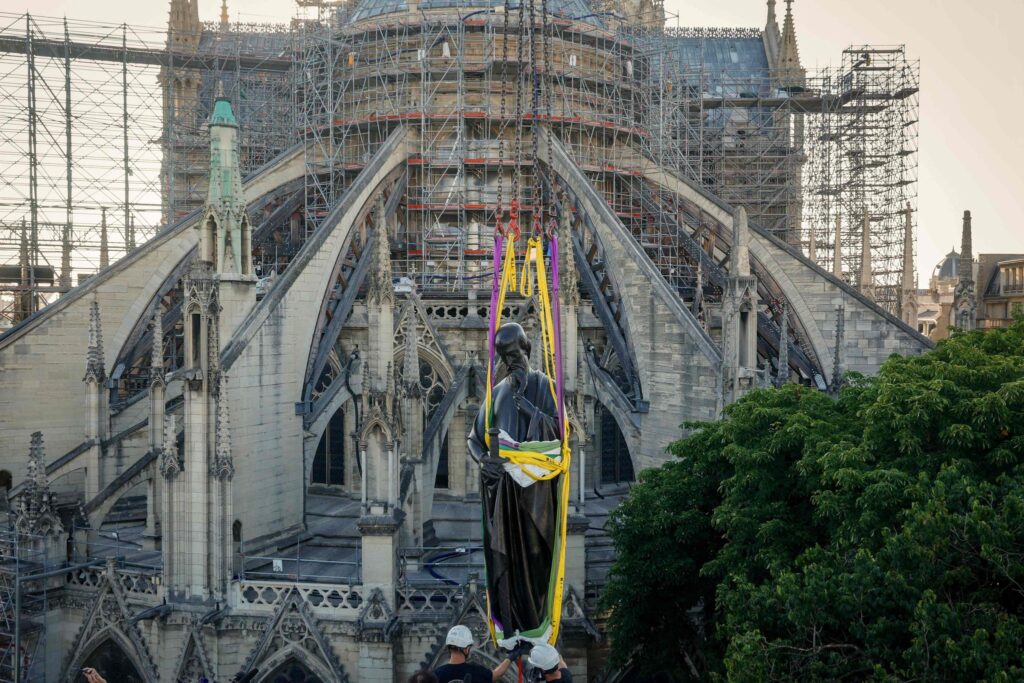 Pariser Notre-Dame bekommt Statuen am Spitzturm zurück