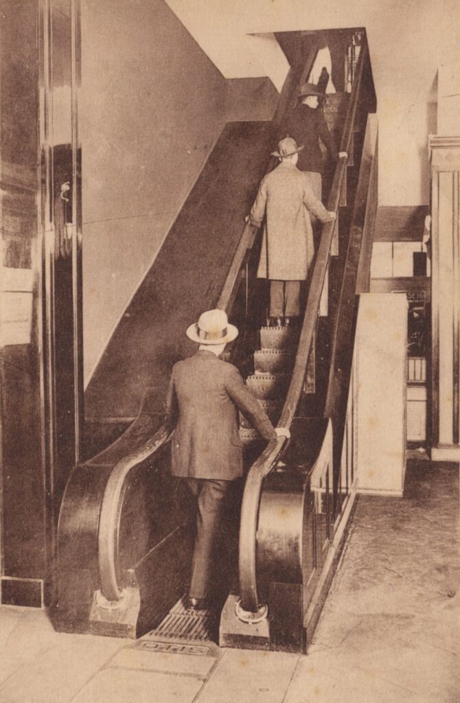 Erste deutsche Rolltreppe im Kölner Kaufhaus Tietz