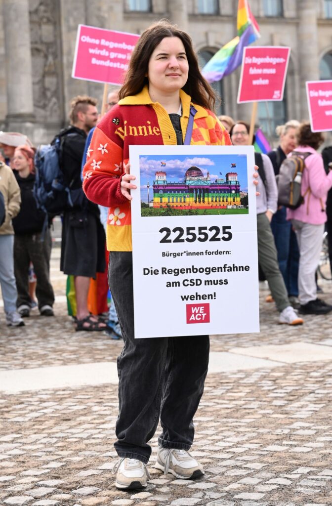 Übergabe einer Petition für queere Sichtbarkeit im Bundestag