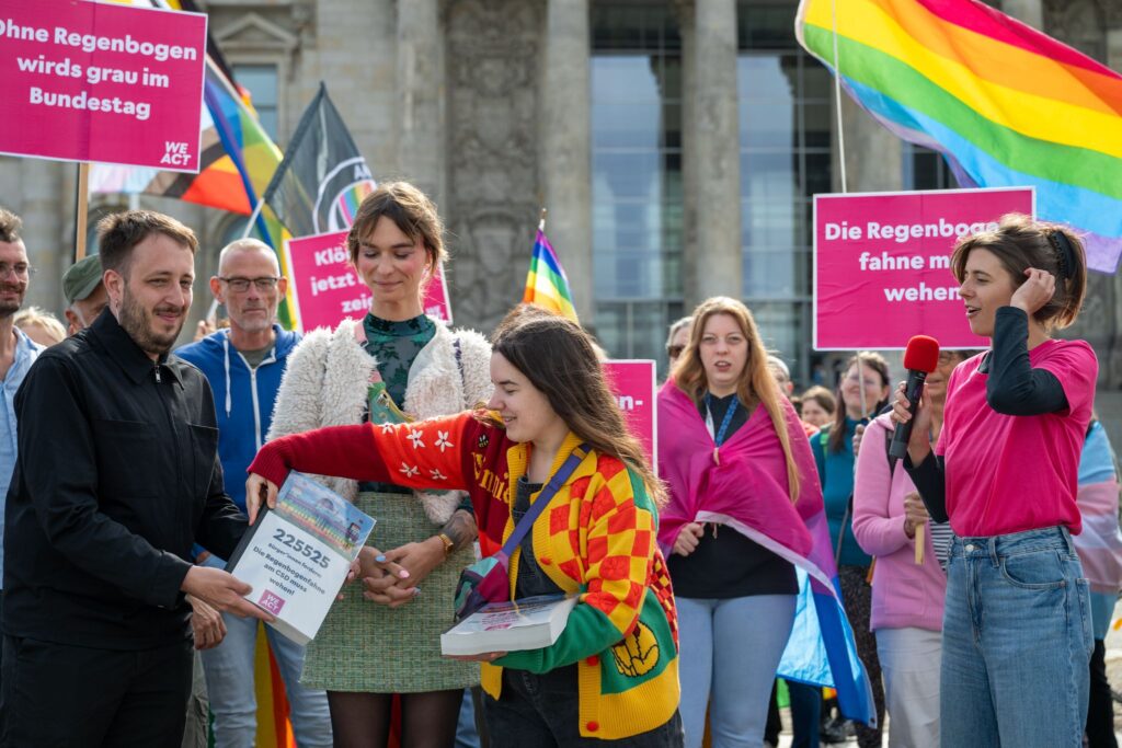 Übergabe einer Petition für queere Sichtbarkeit im Bundestag