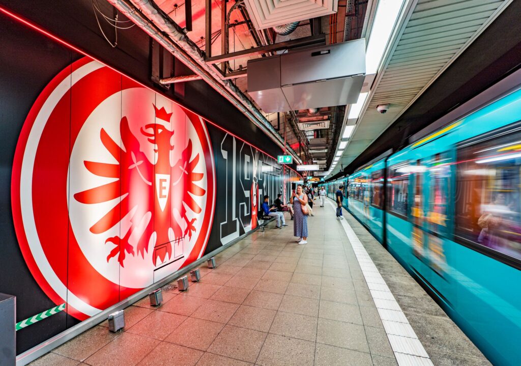 U-Bahn-Station Willy-Brandt-Platz im Eintracht-Look