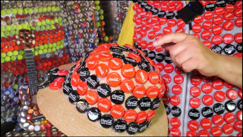 Frührentner schmückt sein Haus mit rund 130.000 Kronkorken