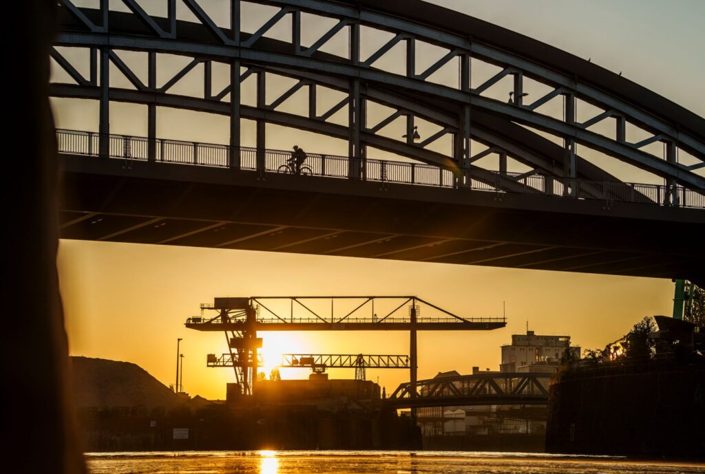 Sonnenaufgang über dem Industriehafen