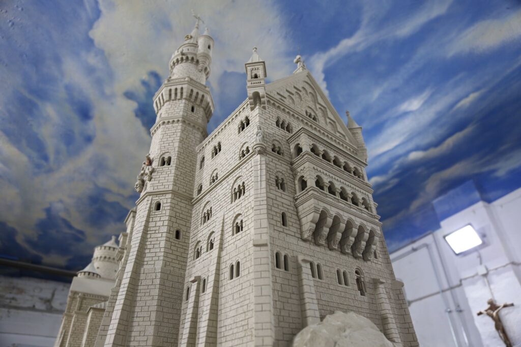 Künstler baut Schloss Neuschwanstein aus Sandstein nach