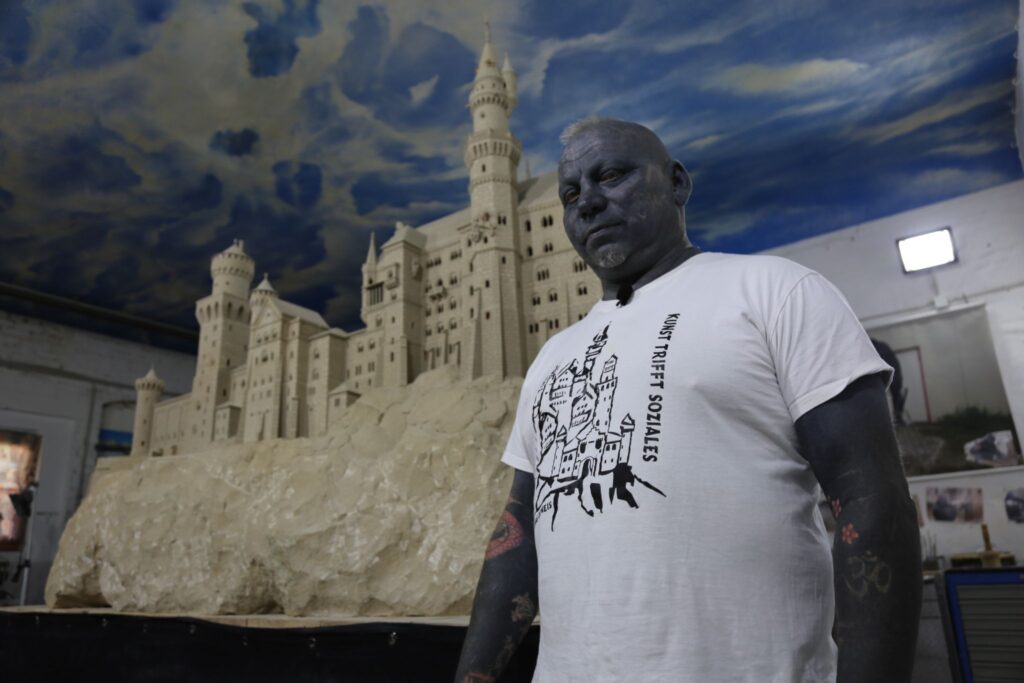 Künstler baut Schloss Neuschwanstein aus Sandstein nach