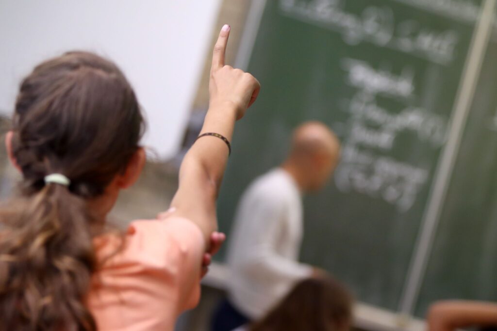 Eine Schülerin meldet sich im Unterricht