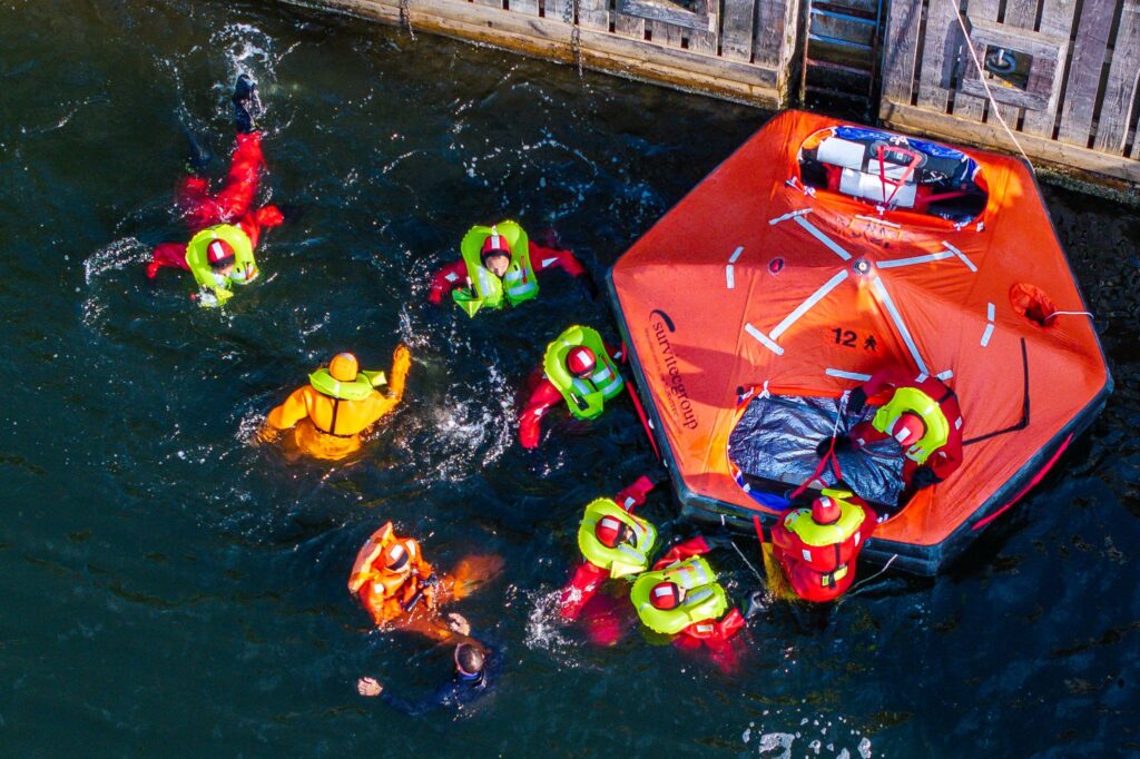 Zukünftige Astronauten beim Wasser-Rettungstraining