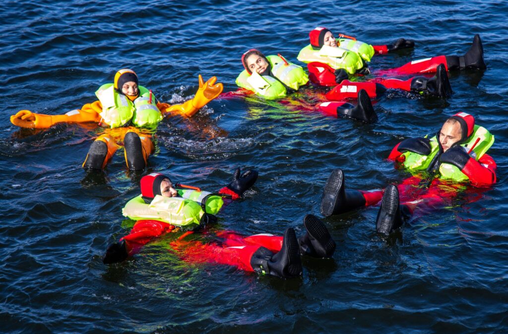 Zukünftige Astronauten beim Wasser-Rettungstraining