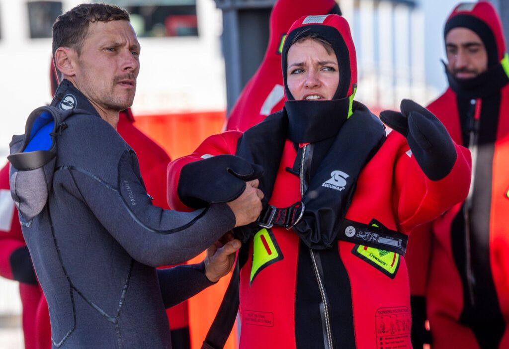 Zukünftige Astronauten beim Wasser-Rettungstraining