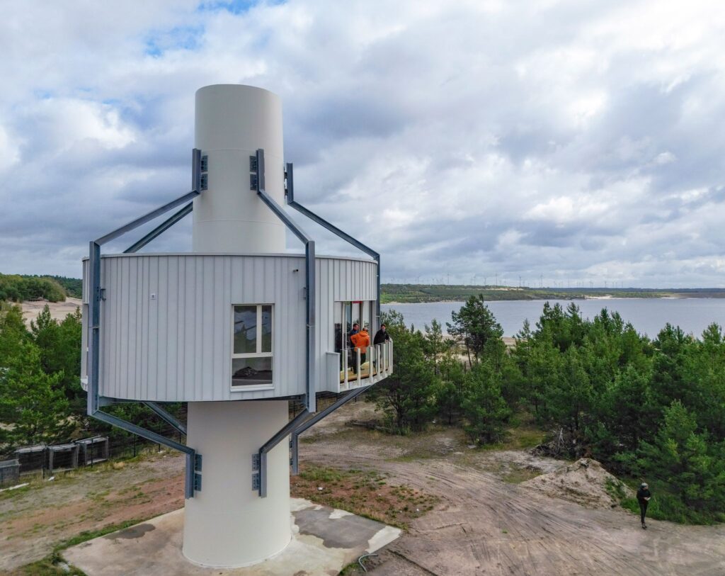 Ferien am Windradturm: Upcycling-Projekt in acht Metern Höhe