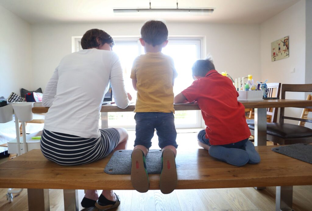 Mutter spricht mit ihren Söhnen am Esstisch