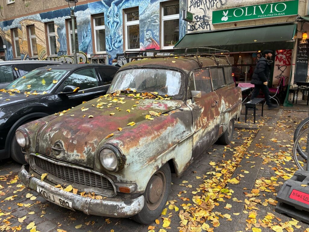 Ein alter Opel in Berlin