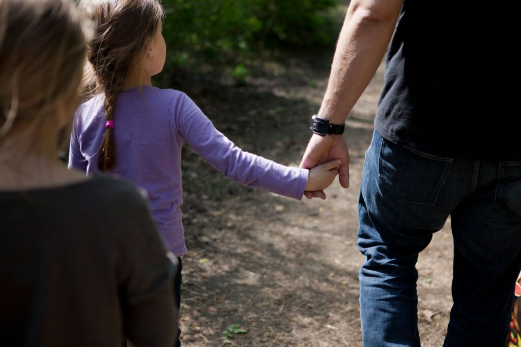 Ein Vater geht Hand in Hand mit seiner Tochter