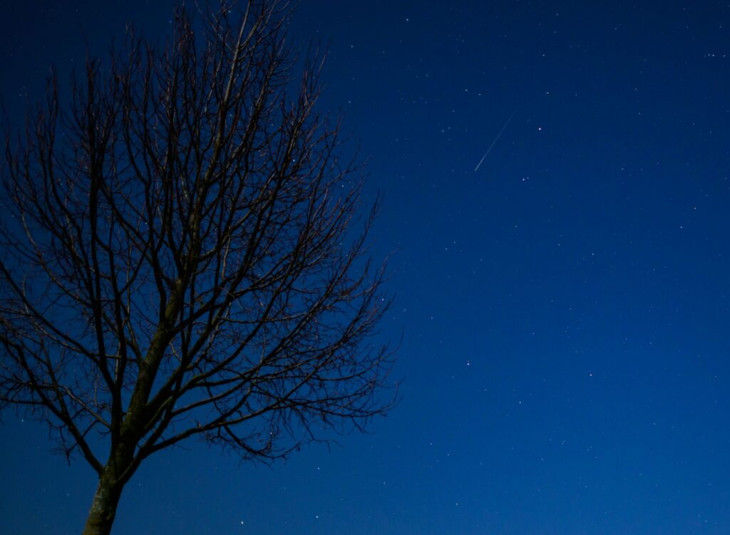 Meteorstrom der Geminiden am Nachthimmel