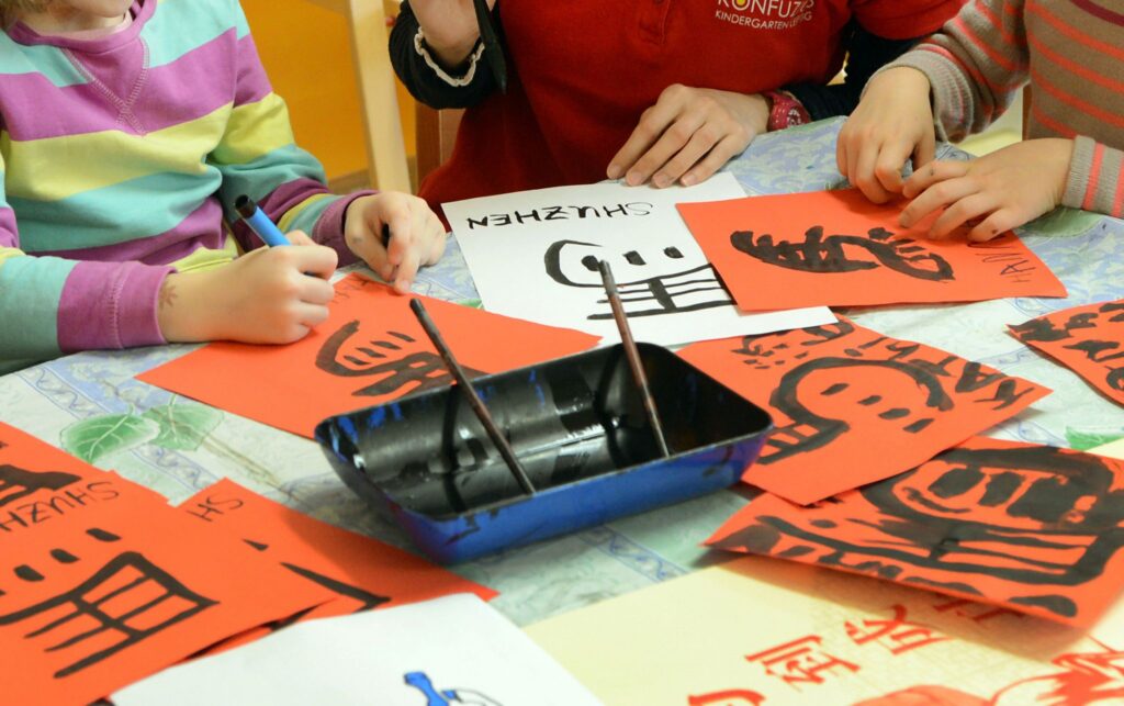 Kitakinder schrieben das chinesische Zeichen für das Wort Pferd