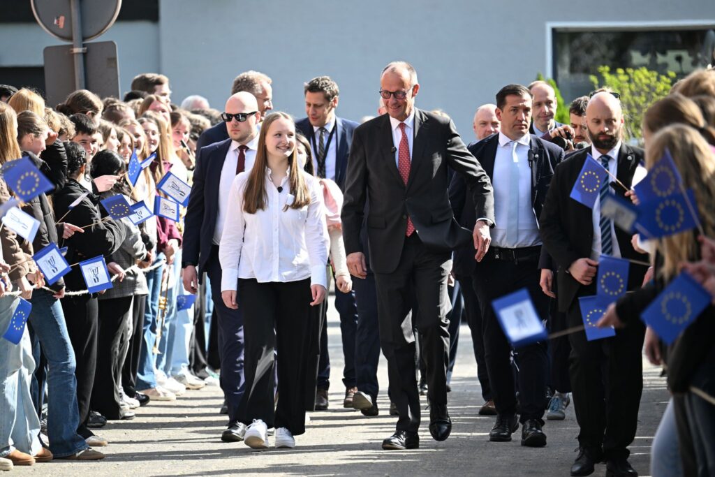 Bundeskanzler Merz besucht Europa-Schule