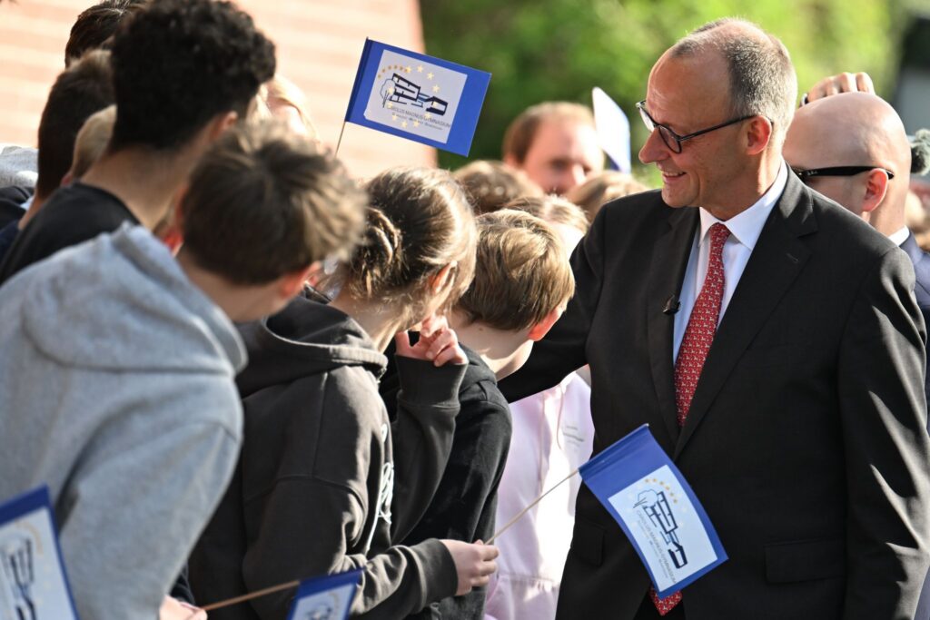 Bundeskanzler Merz besucht Europa-Schule