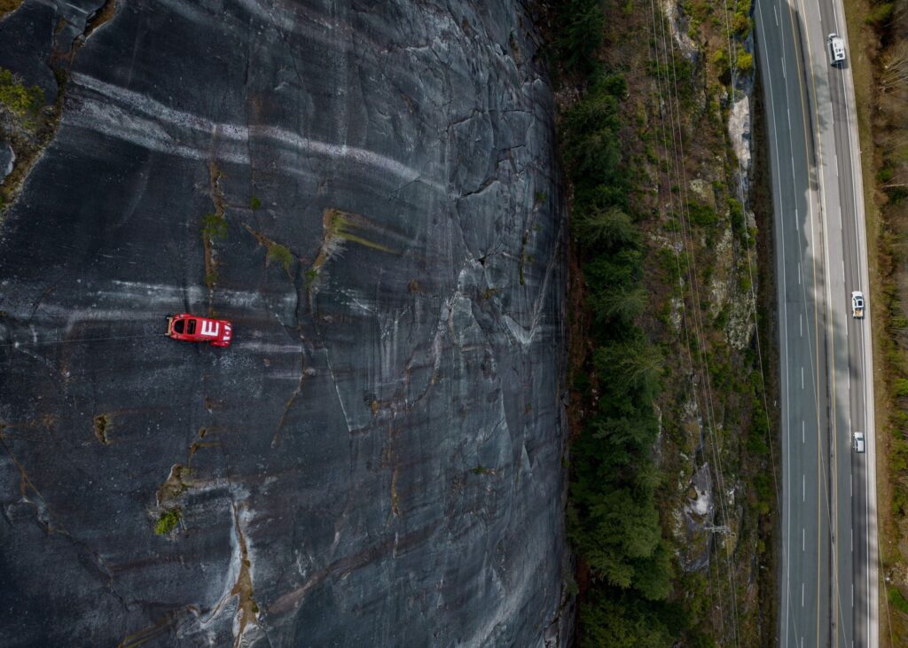 VW Käfer an Klippe in Kanada