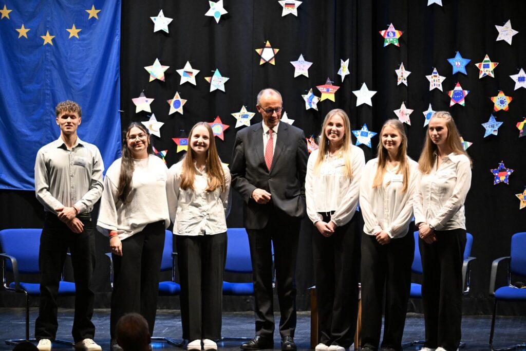 Bundeskanzler Merz besucht Europa-Schule