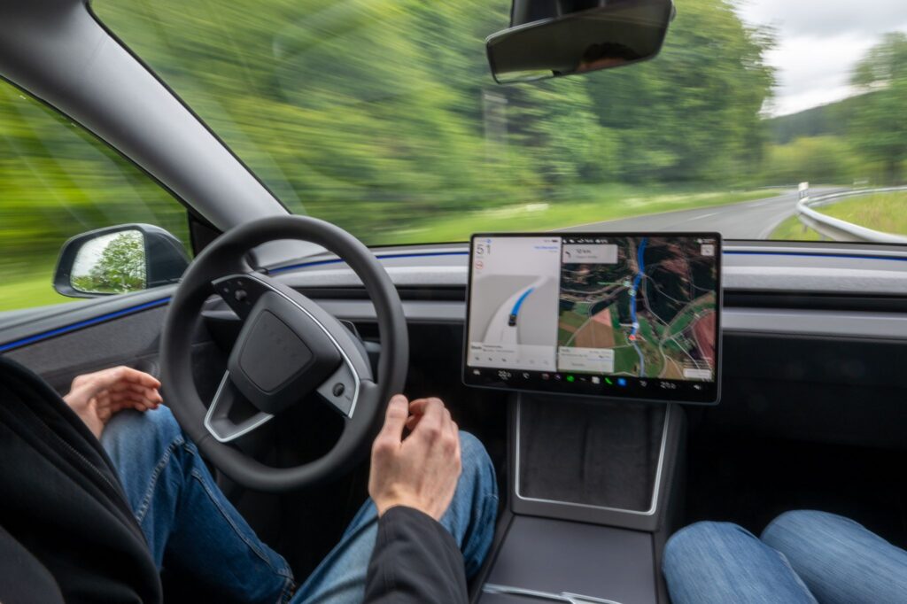 Pilotprojekt mit selbstfahrenden Teslas in der Eifel