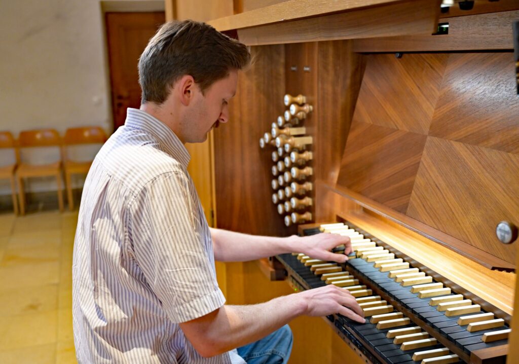 Willi spielt Popmusik auf der Orgel