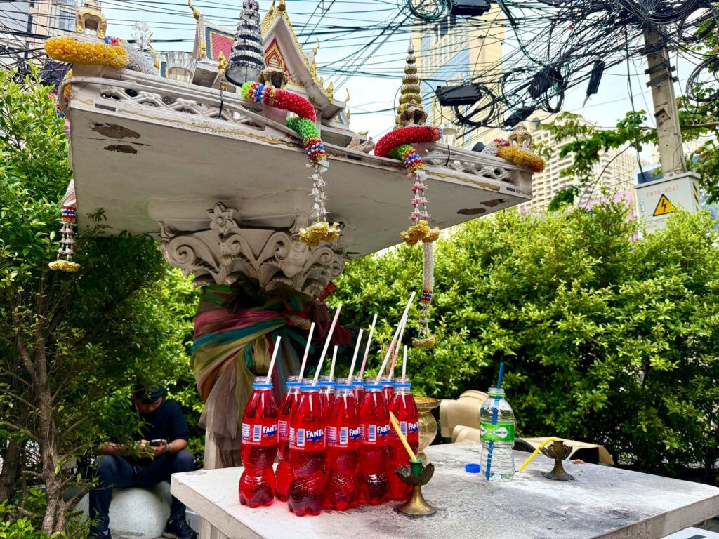 Rote Fanta vor Schreinen in Thailand
