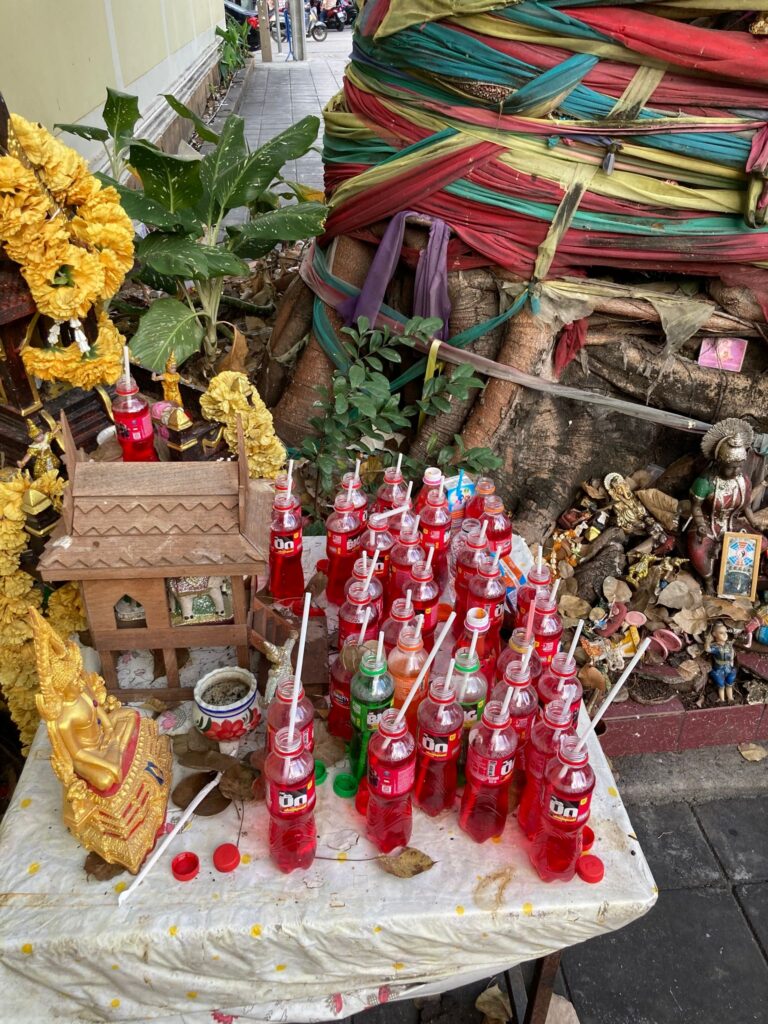 Rote Fanta vor Schreinen in Thailand