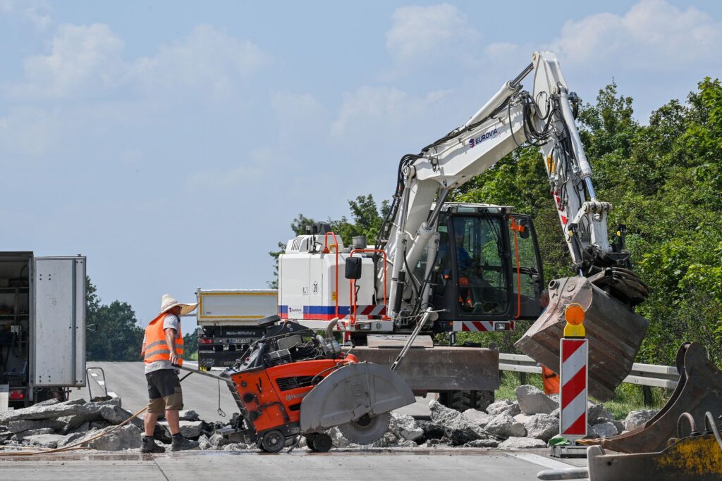 A2 bei Burg wegen Hitzeschäden gesperrt