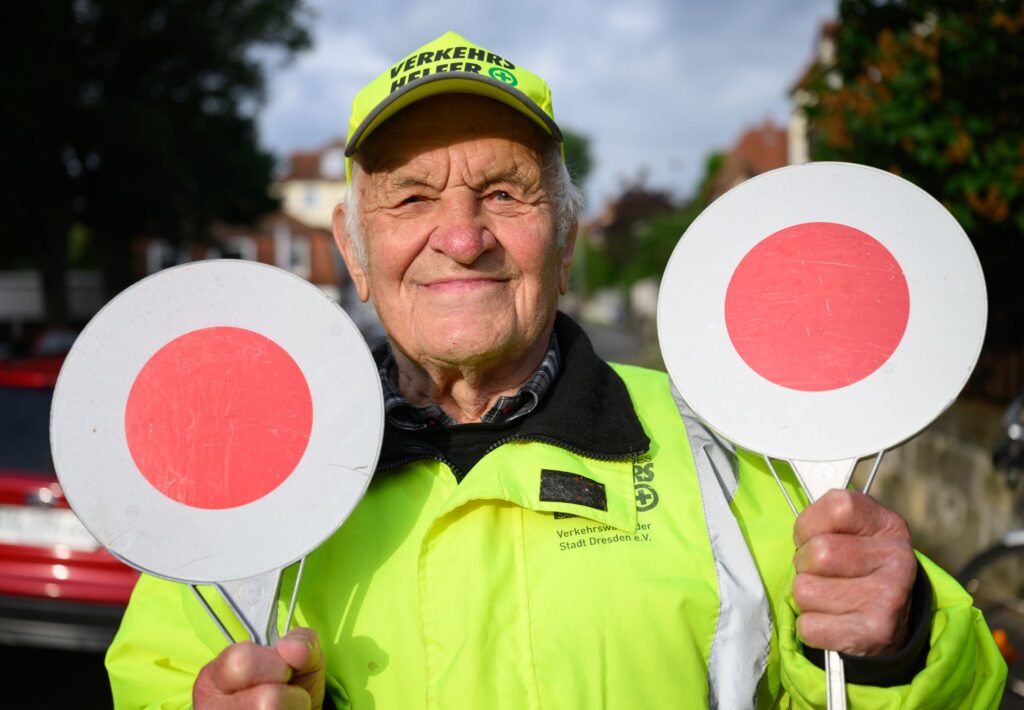 93-jähriger Schulweghelfer in Dresden