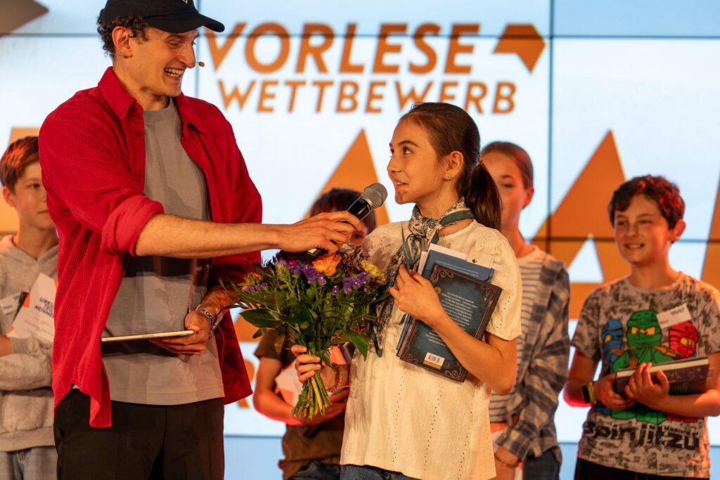 Zahra liest auf einer großen Bühne