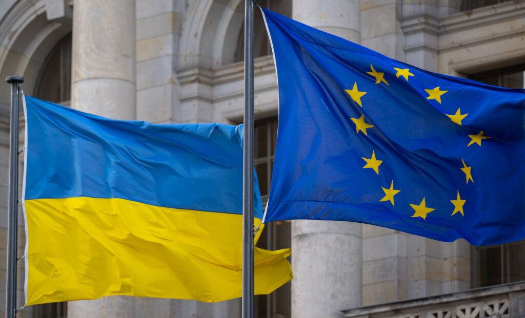 Flaggen der Ukraine und der Europäischen Union
