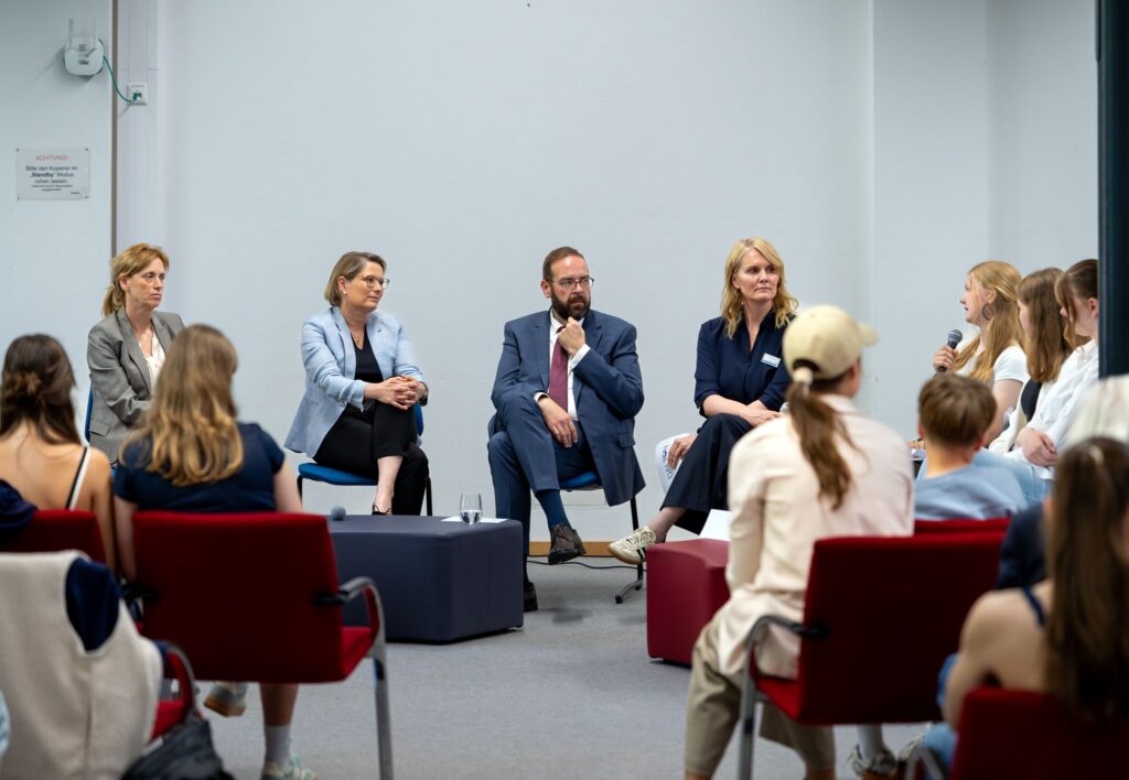 Ministerinnen Prien und Hubig im Gespräch mit Schülern