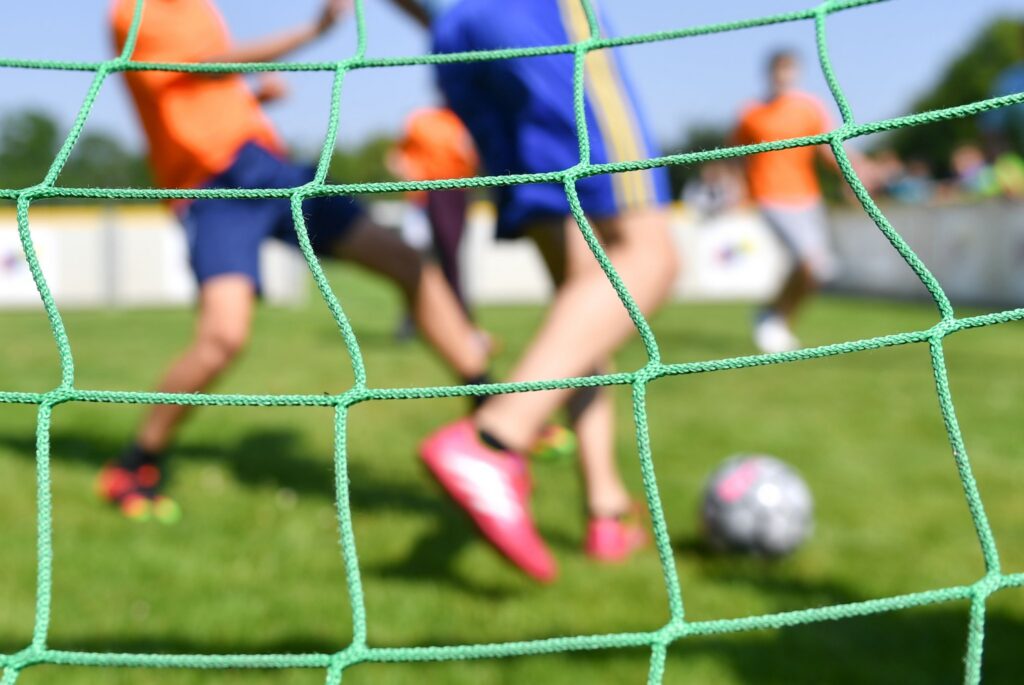 Fußball auf einem Sportplatz (Symbolbild)
