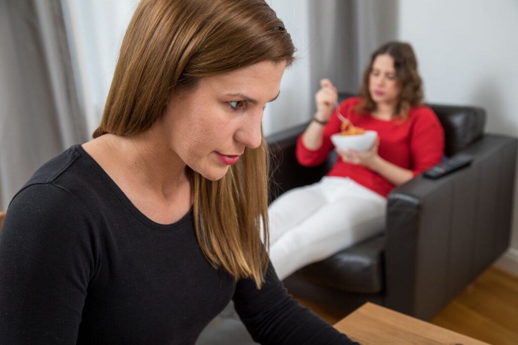 Eine Frau ist genervt von ihrer Partnerin