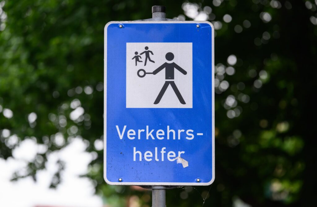93-jähriger Schulweghelfer in Dresden