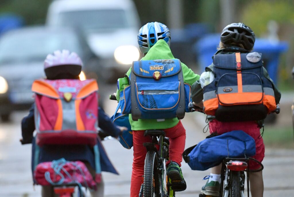 Schüler unterwegs auf dem Rad